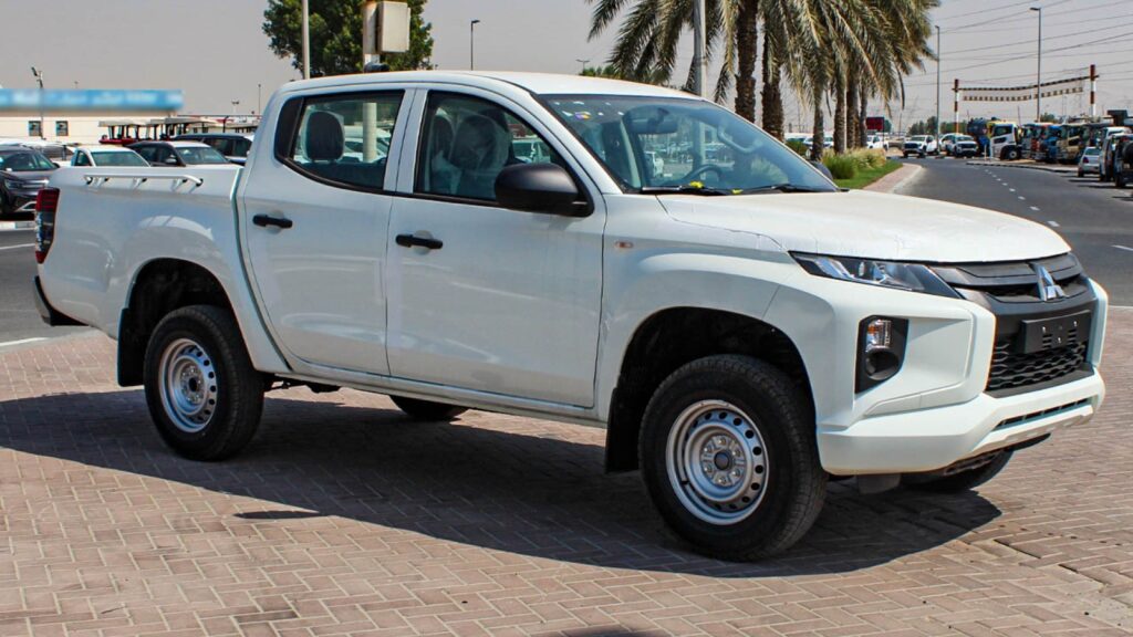 663d28bb2ce85c1209103dcd_mitsubishi-L200-ddc-side